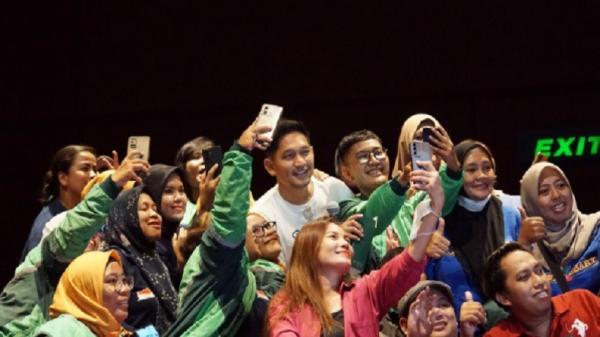 Keseruan Ibnu Jamil nonton bareng film Srimulat bareng drivel Ojol.&nbsp;