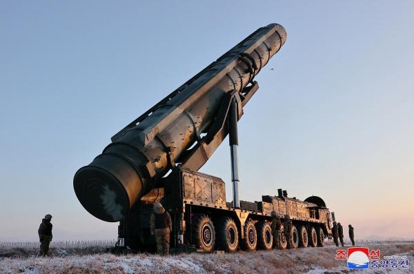Penampakan sistem rudal ICBM Hwasong-18 yang ditempatkan di sebuah area tertutup salju di Korea Utara, sebelum diluncurkan, Senin (18/12/2023) kemarin. (Foto: KCNA via Reuters)
