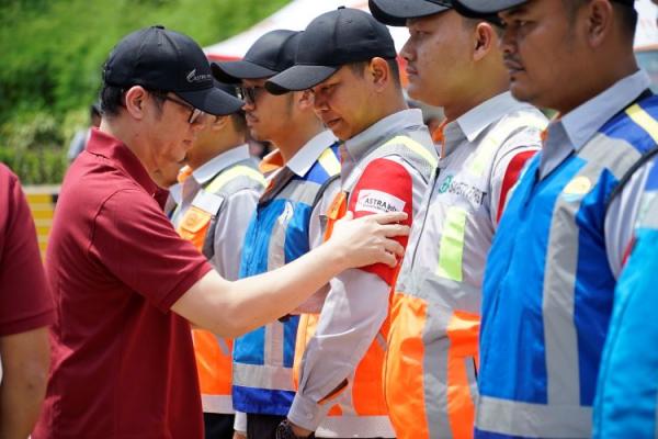 ASTRA Infra satgas Group CEO ASTRA Infra sematkan ban lengan kepada satgas Nataru ASTRA Infra Group di tengah rangkaian Media Gathering dan Gelar Pasukan Nataru ASTRA Infra Group (19/12/2023). (Foto: dok ASTRA Infra)