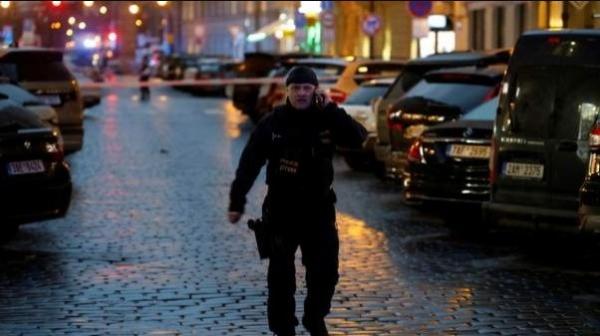 Polisi mengamankan jalanan di Praha (Foto: Reu)