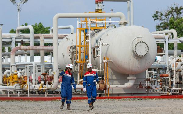 Pekerja mengecek lokasi penerapan teknologi Carbon Capture Utilization and Storage (CCUS) di Pertamina EP Sukowati Field, Bojonegoro, Jawa Timur.