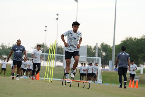Timnas Indonesia U-20 Timnas Indonesia U-20 menjalani latihan perdana di Doha, Qatar, pada Sabtu (23/12/2023). (foto: PSSI)