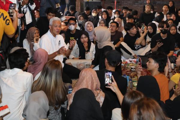 Ganjar Difabel SMK 2 Calon presiden nomor urut 3, Ganjar Pranowo, bertemu dan berinteraksi dengan warga Karanganyar, Jawa Tengah, Minggu (24/12/2023). (Foto: MPI)
