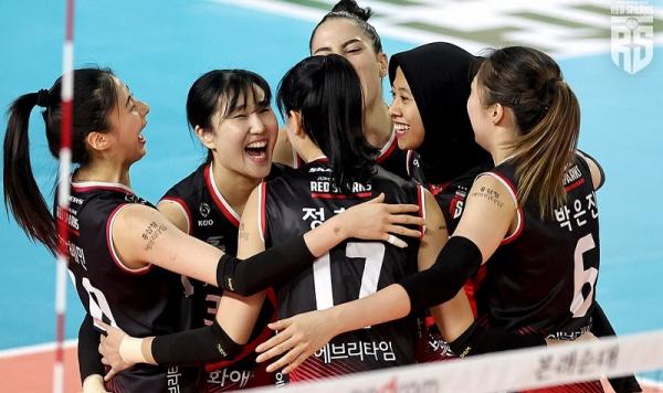 Red Sparks Megawati Hangestri Megawati Hangestri (kedua kanan) diharapkan bisa membantu Daejeon Red Sparks finis di empat besar Liga Voli Putri Korea Selatan 2023-2024. (Foto: Red Sparks)