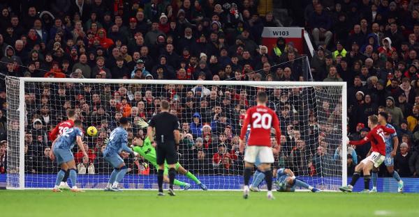 Manchester United Striker Rasmus Hojlund (kanan) mencetak gol kemenangan Manchester United atas Aston Villa pada pekan ke-19 Liga Inggris 2023-2024 di Old Trafford, Rabu (27/12/2023) dini hari WIB. (Foto: REUTERS)