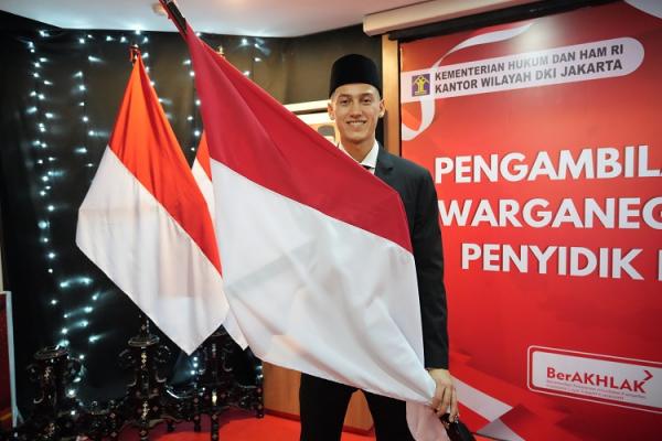 Jay Idzes resmi menjadi warga negara Indonesia usai diambil sumpah di Kanwil Kemenkumham DKI Jakarta, Kamis (28/12/2023). (Foto: PSSI)