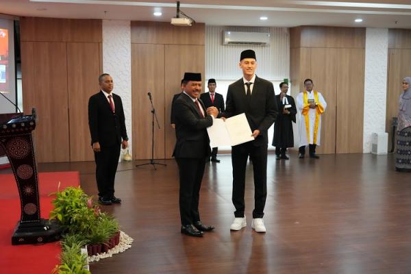 Jay Idzes menerima dokumen sebagai WNI usai disumpah di Kanwil Kemenkumham DKI Jakarta, Kamis (28/12/2023). (Foto: PSSI)