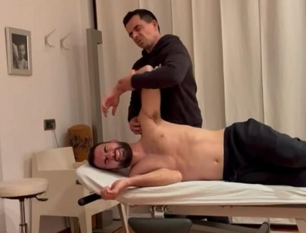 Jordi Amat saat menjalani terapi di Spanyol untuk mengurangi rasa nyeri pada cedera bahunya. (Foto: Instagram @hamdan.hamedan)
