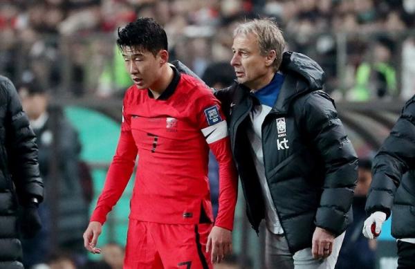 Jurgen Klinsmann (kanan) yakin bisa membawa Timnas Korea Selatan juara Piala Asia 2023. (Foto: REUTERS)