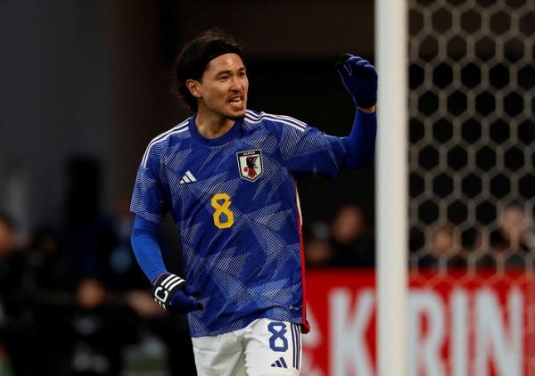 Striker Takumi Minamino merayakan gol kelima Timnas Jepang ke gawang Thailand dalam laga uji coba jelang Piala Asia 2023 di Japan National Stadium, Tokyo, Jepang, Senin (1/1/2024) siang WIB. (Foto: REUTERS)