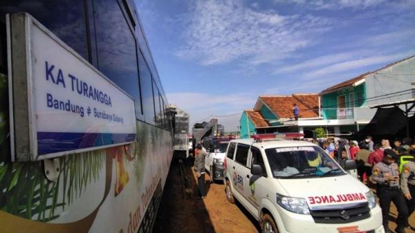 Ambulans berdatangan ke lokasi tabrakan kereta antara KA Turangga dengan Commuterline Bandung Raya di km 181+700 petak jalan antara Stasiun Haurpugur-Stasiun Cicalengka. (Foto: Ist)