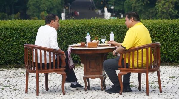 Presiden Jokowi berolahraga dan sarapan bareng Ketua Umum Partai Golkar Airlangga Hartarto di Kebun Raya Bogor. Apa yang dibahas? (Foto: @golkar.indonesia/Instagram)