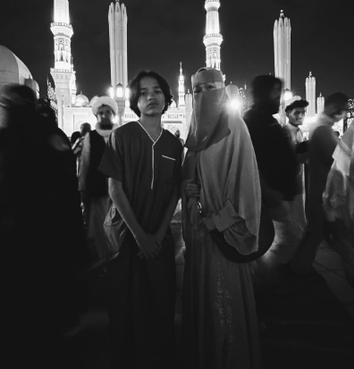Screen Shot 2024 01 07 At 12 56 53 Potret BCL memakai cadar saat umroh di Tanah Suci. (foto: instagram)