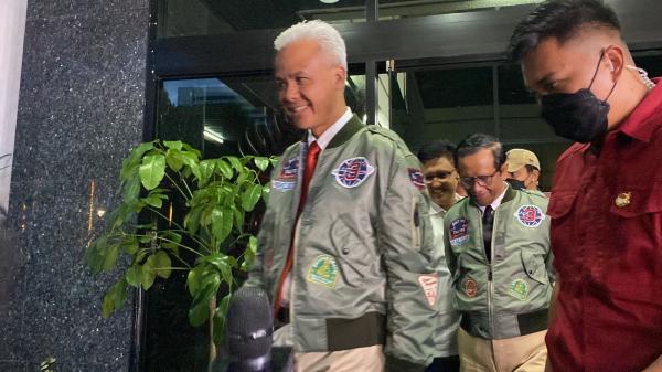 Ganjar Mahfud Ganjar Pranowo dan Mahfud MD tiba di Istora Senayan (foto: iNews)