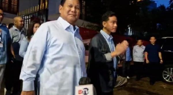 Prabowo Gibran Ist Prabowo Subianto dan Gibran Rakabuming Raka mengenakan kemeja biru (Foto: Suparjo Ramlan)