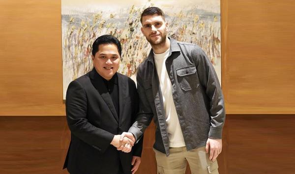 Ketua Umum PSSI Erick Thohir (kiri) menyambut Maarten Paes di Jakarta. (Foto: Instagram @erickthohir)