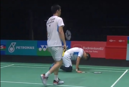 Ahsan/Hendra Mohammad Ahsan (kanan) mengalami cedera saat meladeni wakil China, He Ji Ting/Ren Xiang Yu di babak 16 besar Malaysia Open 2024 di Axiata Arena Bukit Jalil, Kuala Lumpur, Kamis (11/1/2024). (Foto: Spo TV)