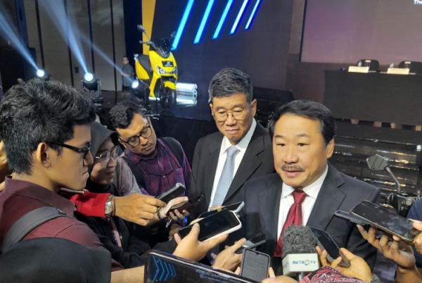 Direktur PT Terang Dunia Internusa Tbk Andrew M Direktur PT Terang Dunia Internusa Tbk Andrew Mulyadi didampingi Direktur PT Terang Dunia Internusa Tbk Henry Mulyadi saat menjawab pertanyaan wartawan usai acara Public Expose 2024. (Foto: dok iNews Media Group/Jack Newa)