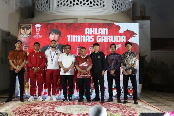 Duta Besar Ridwan Hassan (keempat kanan) Duta Besar Ridwan Hassan (keempat kanan) berfoto bersama dengan Pelatih Shin Tae-yong, Asnawi Mangkualam, Jordi Amat, Endri Irawan dan pemain Indonesia yang main di Liga Qatar. (Foto: KBRI Doha)