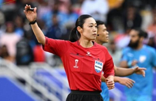 Wasit perempuan Jepang Yoshimi Yamashita mencetak sejarah di laga tersebut. (Foto: AFC)