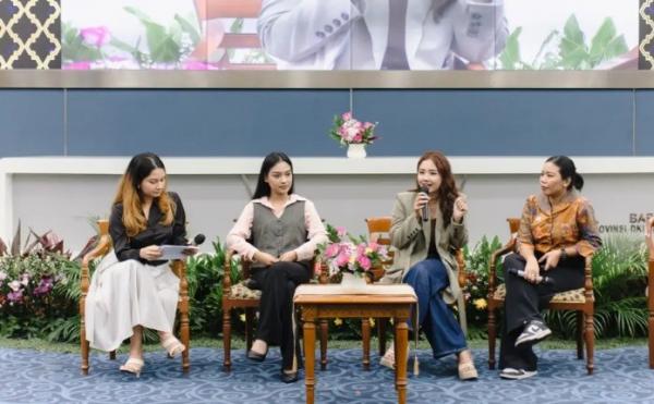 Almira Vania Selebgram Almira Vania hadir sebagai bintang tamu di “Jakarta Global City dan Pusat Belanja dalam Sudut Pandang Gen Z dan Millenial.