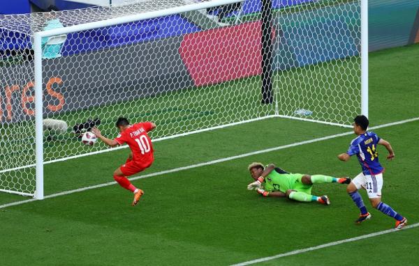 Striker Timnas Vietnam Pham Tuan Hai (10) Striker Timnas Vietnam Pham Tuan Hai (10) menjebol gawang Jepang pada penyisihan Grup D Piala Asia 2023 di Stadion Al Thumama, Doha, Qatar, Minggu (14/1/2024). (Foto: REUTERS)