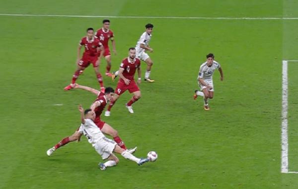 Indonesia Vs Irak 12 Kenapa wasit tak mengecek Video Asisstant Referee (VAR) saat gol kontroversial Irak dicetak menjadi pertanyaan pencinta sepak bola Tanah Air. (Foto: IST)