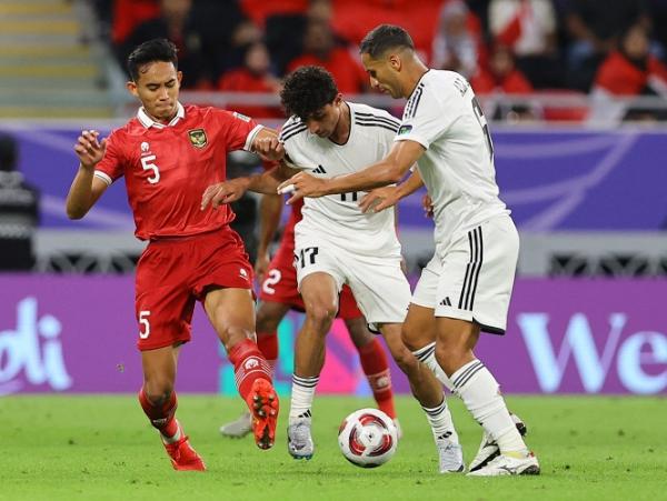 Bek Timnas Indonesia Rizky Ridho Bek Timnas Indonesia Rizky Ridho (kiri) kerja keras melawan Irak pada matchday 1 Piala Asia 2023 di Ahmad bin Ali Stadium, Al Rayyan, Senin (15/1/2024). (Foto: REUTERS)