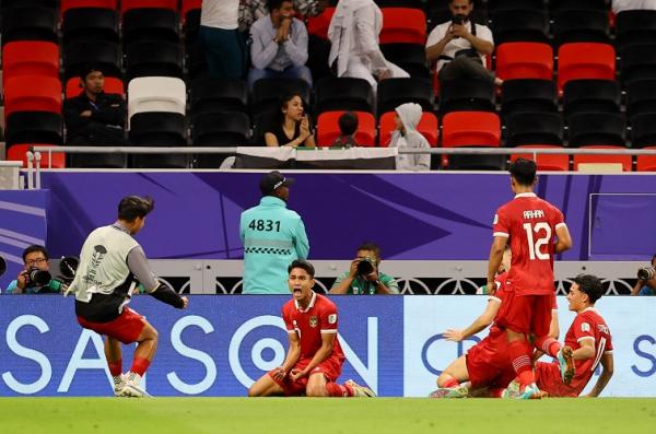 Gelandang Timnas Indonesia Marselino Ferdinan (tengah) merayakan golnya ke gawang Irak pada matchday 1 Piala Asia 2023 di Ahmad bin Ali Stadium, Al Rayyan, Qatar, Senin (15/1/2024). (Foto: REUTERS)