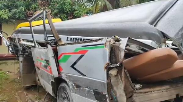 Elf dan Fortuner rusak Tabrakan Toyota Fortuner dengan Isuzu Elf di kawasan Ahmad Yani Km 29, Payung, Banjarbaru, Kalimantan Selatan menyebabkan keduanya rusak parah. (Foto: Elsa Pratiwi).