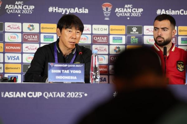 Pelatih Tim Nasional (Timnas) Indonesia, Shin Tae-yong menargetkan kemenangan di laga kontra Vietnam di laga kedua Grup D Piala Asia 2023. (foto: PSSI)