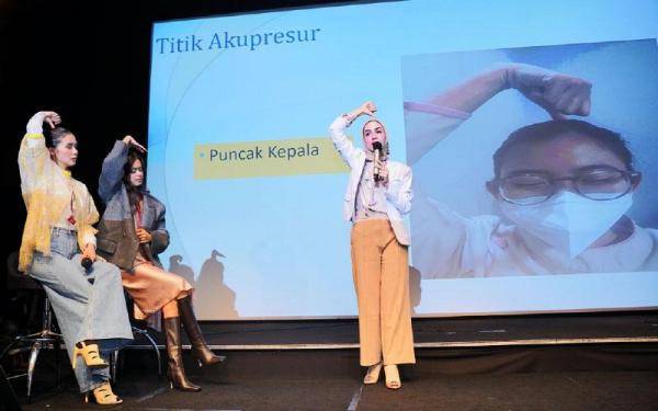 Plossa membantu menjaga mood dan relaksasi. Sensasi kesegaran aromaterapi Plossa membuat bersemangat menjalani aktivitas syuting. (Foto: dok. Enesis)