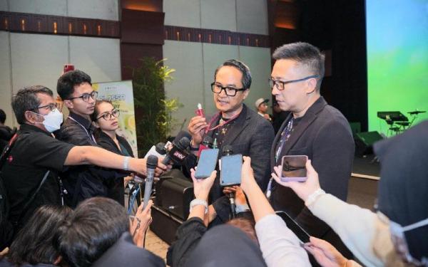Aryo Widiwardhono CEO Enesis Group dan Ryan Tirta Yudhistira Chief of Marketing Officer Enesis Group saat diwawancarai awak media usai launching Plossa Mini Isi Ulang. (Foto: dok. Enesis)