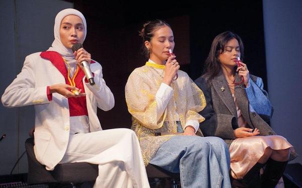 Marsha Timothy dan Eva Celia merasakan langsung praktik relaksasi dengan Plossa yang dibawakan Indah Sundari dan dr Newanda Mochtar, untuk meredakan stres dan menjaga mood. (Foto: dok. Enesis)