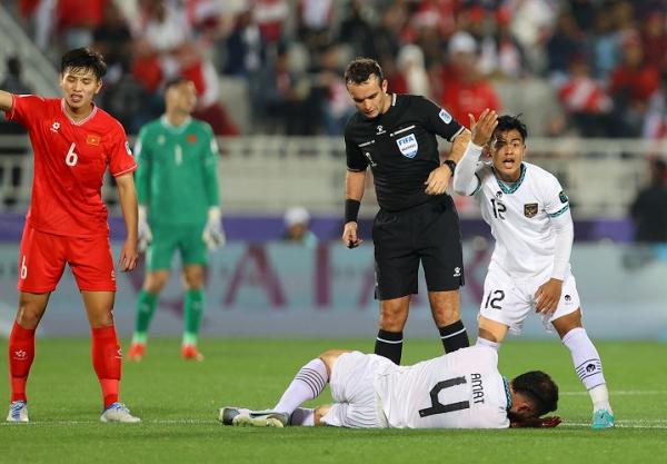 Bek Timnas Indonesia Jordi Amat (4) tergeletak usai benturan dengan pemain Vietnam pada matchday 2 Piala Asia 2023 di Stadion Abdullah bin Khalifa, Doha, Qatar, Jumat (19/1/2024) malam. (Foto: REUTERS)