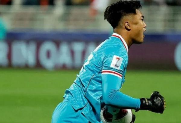 Kiper Indonesia Ernando Ari bikin pemain Vietnam Bui Hoang Viet Anh menangis tersedu-sedu usai laga matchday kedua Grup D Piala Asia 2023. (Foto: IST)