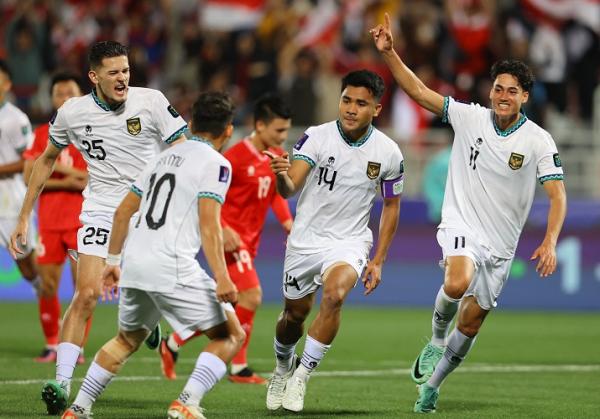 Para pemain Timnas Indonesia merayakan gol penalti Asnawi Mangkualam dari titik penalti pada matchday 2 Piala Asia 2023 di Stadion Abdullah bin Khalifa, Doha, Qatar, Jumat (19/1/2024) malam. (Foto: REUTERS)