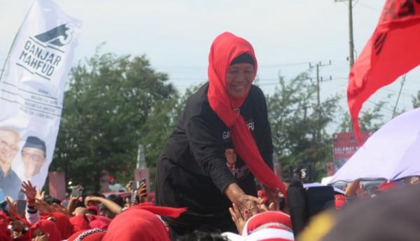 sri Pengasuh Ganjar sejak kecil bernama Sri Kaptini dalam hajatan rakyat di Lampung. (Foto MPI).