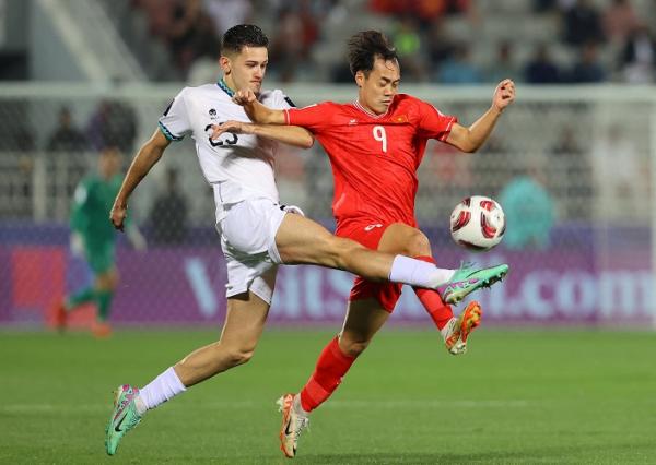 Justin Hubner Bek Timnas Indonesia Justin Hubner (kiri) mengawal striker Vietnam Nguyen Van Toan pada matchday 2 Piala Asia 2023 di Stadion Abdullah bin Khalifa, Doha, Qatar, Jumat (19/1/2024). (Foto: REUTERS)