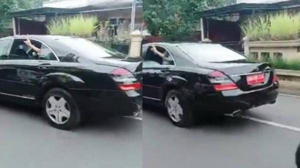 Tangan Acungkan dua jari Mobil Kepresidenan Tangkapan layar video viral tangan yang mengacungkan dua jari dari mobil kepresidenan saat melintas di Jawa Tengah. (Foto: Istimewa)