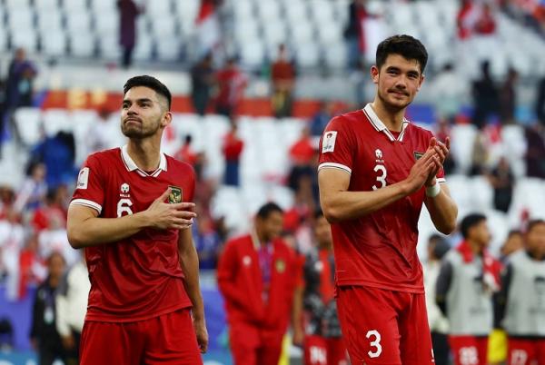 Timnas Indonesia, Sandy Walsh Elkan Baggott Duo Timnas Indonesia, Sandy Walsh (6), dan Elkan Baggott memberi salam kepada para suporter usai kalah 1-3 dari Jepang pada matchday 3 Piala Asia 2023 di Stadion Al Thumama, Doha, Qatar, Rabu (24/1/2024). (Foto: REUTERS)