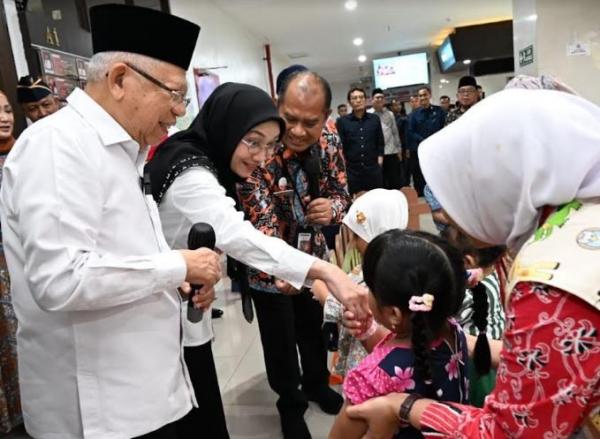 Wapres Ma'ruf Amin dan istri menyalami anak-anak di RSUD KRMT Wongsonegoro Semarang. (Foto: MPI)