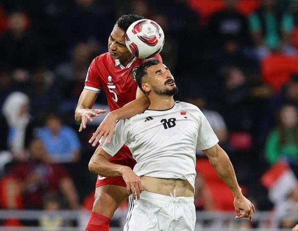 Timnas Indonesia Rizky Ridho Bek Timnas Indonesia, Rizky Ridho (belakang) berduel udara dengan striker Irak Ayman Hussein pada matchday 1 Piala Asia 2023, 15 Desember 2024. (Foto: REUTERS)