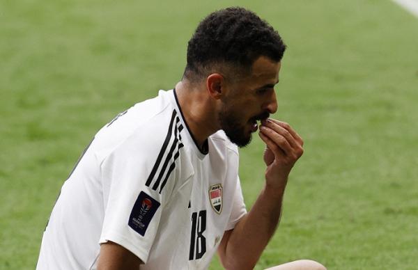 Aymen Hussein Striker Irak Aymen Hussein kartu merah gegara selebrasi makan saat melawan Yordania (Foto: REUTERS)