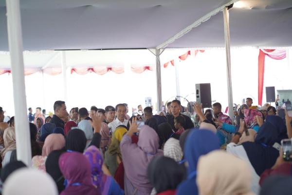 Jokowi kunjungi nasabah PNM Mekaar Jokowi disambut hangat saat mengunjungi 2.500 ibu-ibu nasabah PNM Mekaar di Stadion Gemilang Kabupaten Magelang, Jawa Tengah. (Foto: dok PNM)
