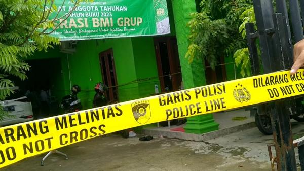 lokasi OB bacok 4 pegawai koperasi Cirebon Tim inafis Polresta Cirebon saat memasang garis polisi di lokasi OB bacok 4 pegawai koperasi (Foto : iNews/Abdul Rohman)