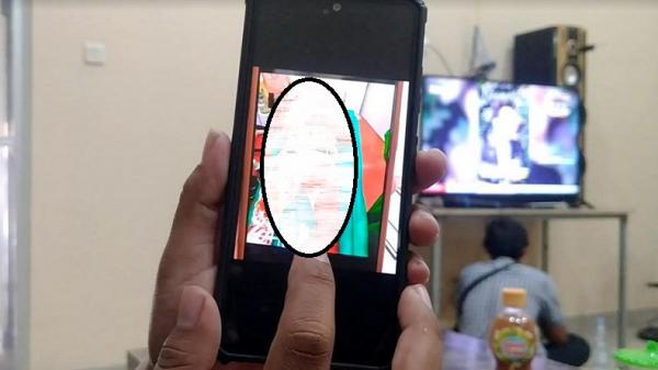 Warga menunjukkan kondisi korban luka akibat penganiayaan oleh OB di kantor koperasi. (Foto : Abdul Rohman/MPI)