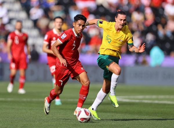 Gelandang Timnas Indonesia, Marselino Ferdinan Gelandang Timnas Indonesia, Marselino Ferdinan menggiring bola saat melawan Australia pada 16 besar Piala Asia di Stadion Jassim bin Hamad, Al Rayyan, Minggu (28/1/2024) malam WIB. (Foto: REUTERS)
