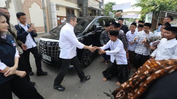 Ketum Perindo Hary Tanoesoedibjo Ketum Perindo Hary Tanoesoedibjo Disambut Hangat Santri saat Tiba di Ponpes Kempek Cirebon (Foto: iNews)