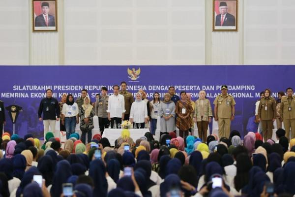 Presiden Joko Widodo dan PNM Presiden Joko Widodo bersama 1.500 Account Officer (AO) PNM dari Wilayah Klaten di Grha Bung Karno, Kabupaten Klaten, Jawa Tengah. (Foto: dok PNM)